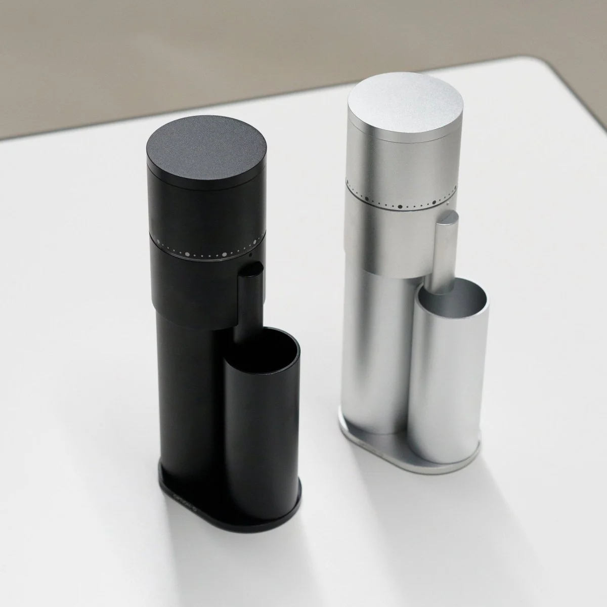 Option O Lagom Mini Black Compact Coffee Grinder - Image 4