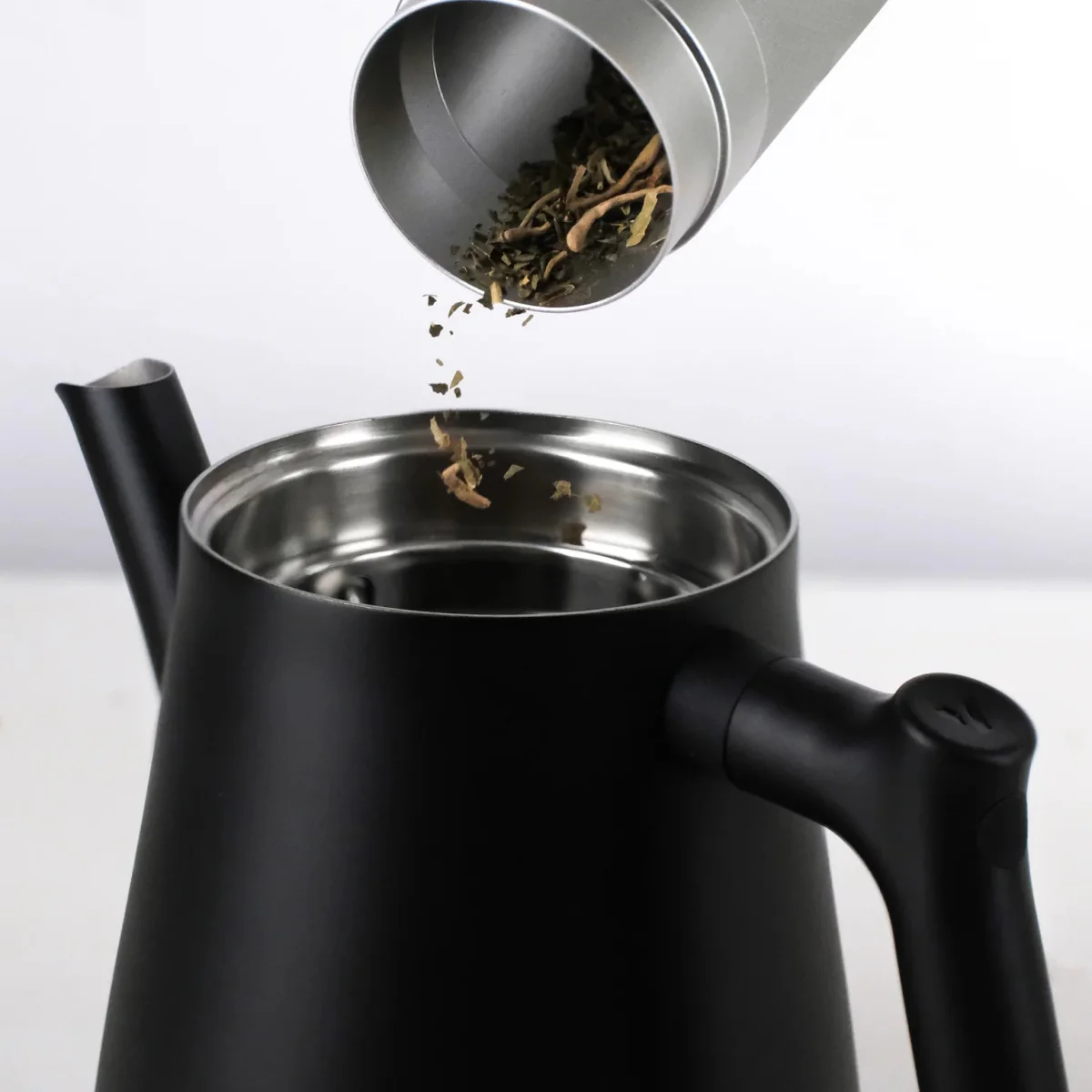 Varia AURA Teapot 1.0L – Modern Stainless Steel Tea Maker - Image 4