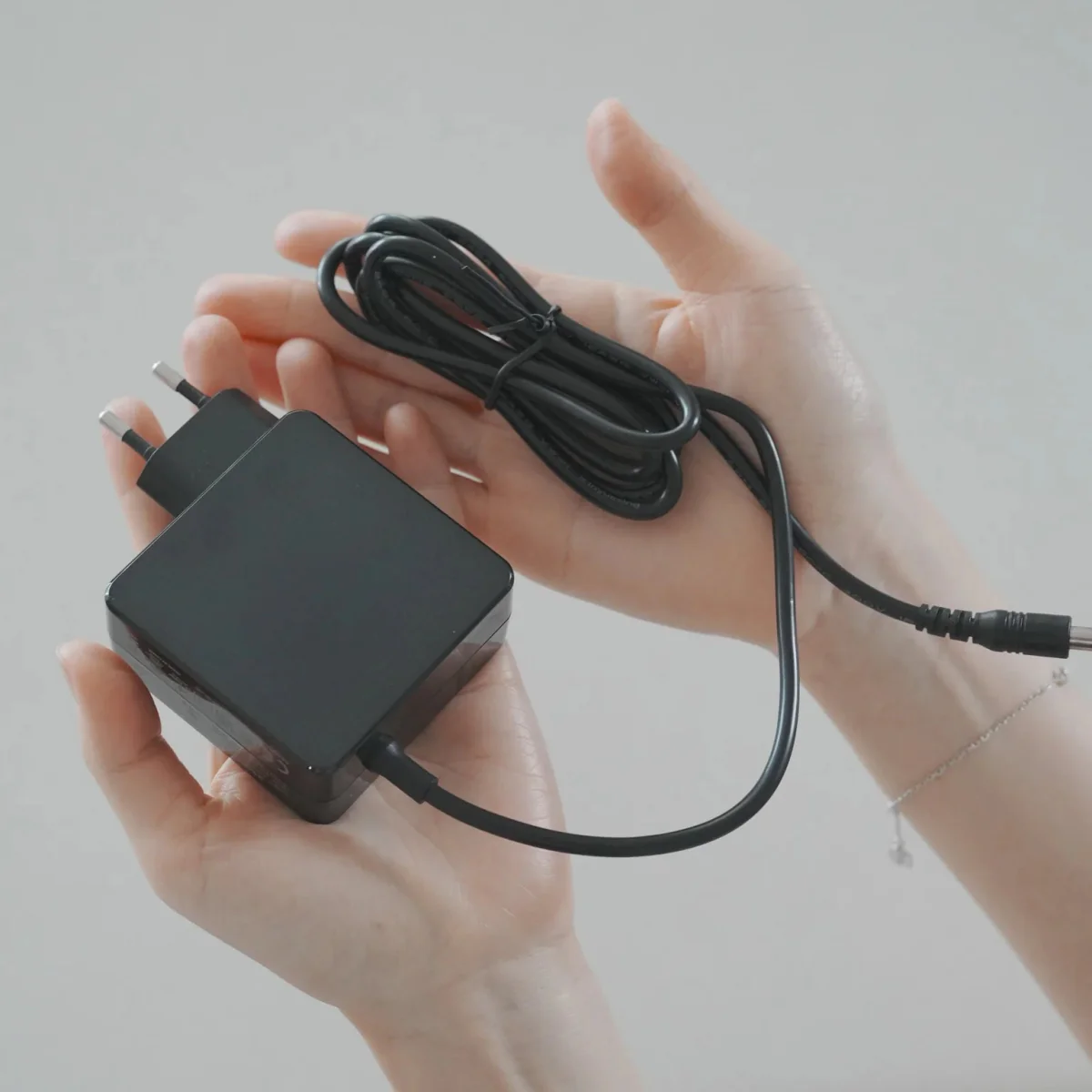Varia VS3 Power Adapter Spare Part Replacement - Image 2